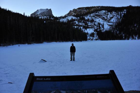 Um dos muitos lagos congelados no Rocky Mountains National Park, perto de Boulder, no Colorado, nos Estados Unidos